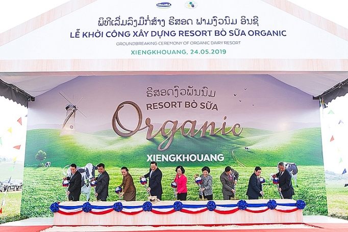 vinamilk lien doanh voi doanh nghiep lao nhat ban khoi cong xay dung to hop resort bo sua organic 5000ha tai lao