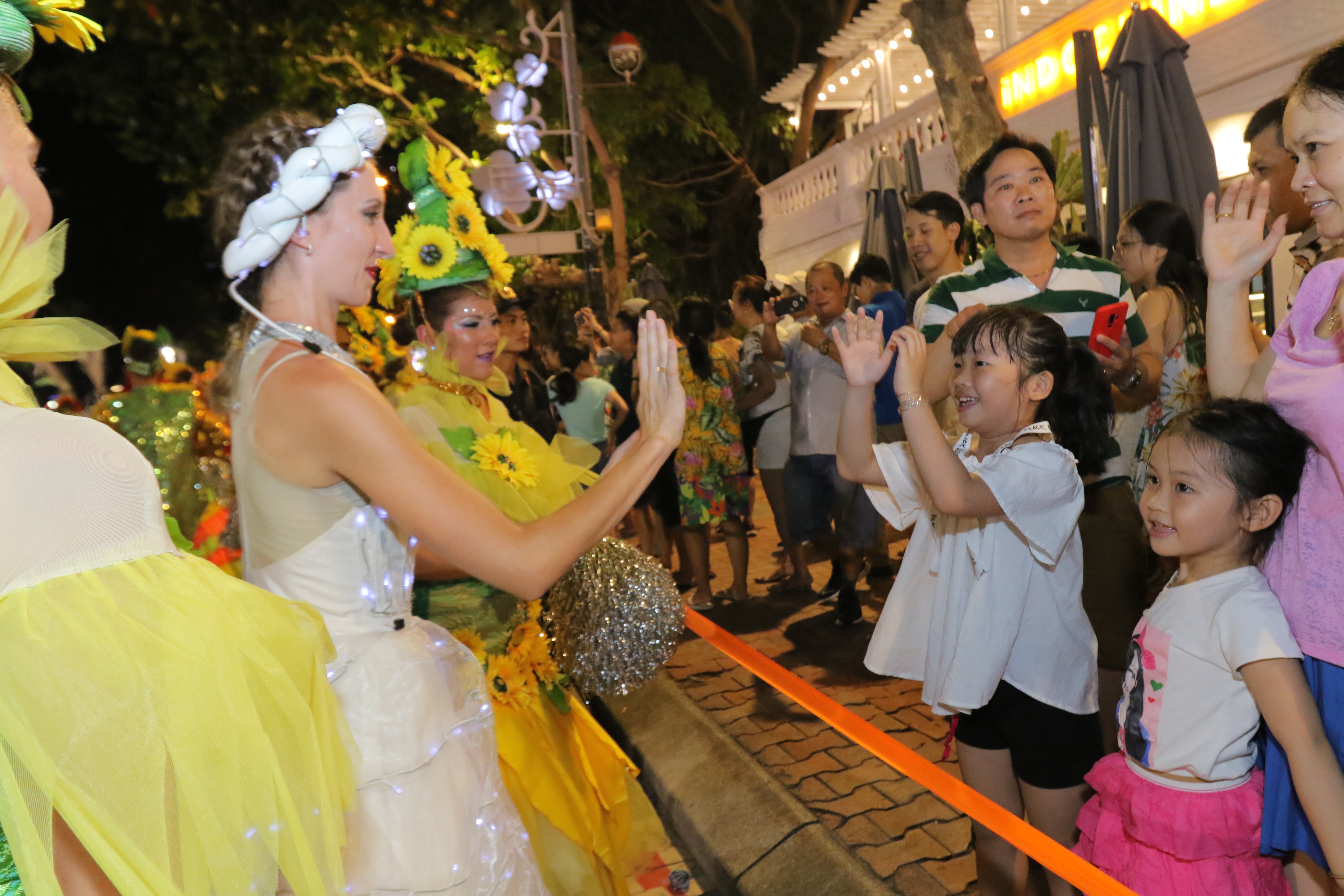 carnival duong pho diff 2019 tiep tuc khuay dong khong gian pho dem da nang