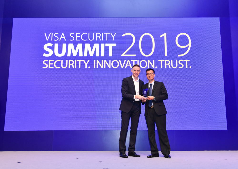vietcombank vinh du nhan giai thuong champion security award cua to chuc the quoc te visa
