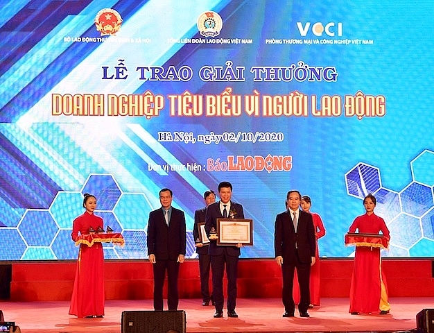 vietcombank vinh du duoc thu tuong chinh phu tang bang khen doanh nghiep tieu bieu vi nguoi lao dong