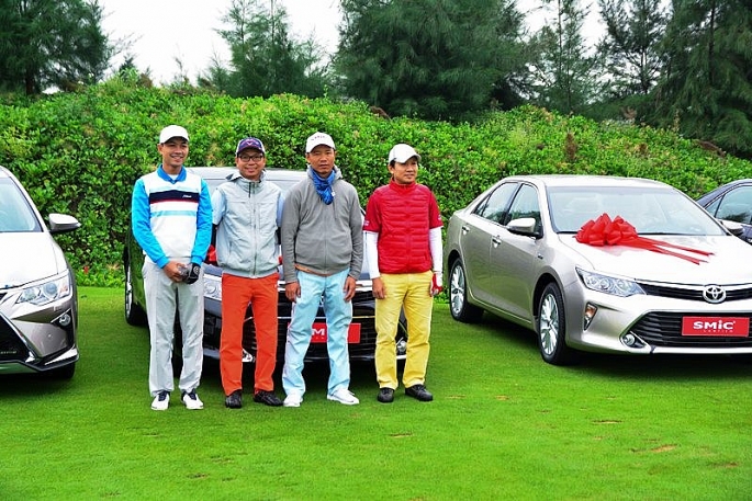 giai smic golf challenge tournament 2017 chinh thuc khai mac voi hon 1000 gon thu tham gia tranh tai