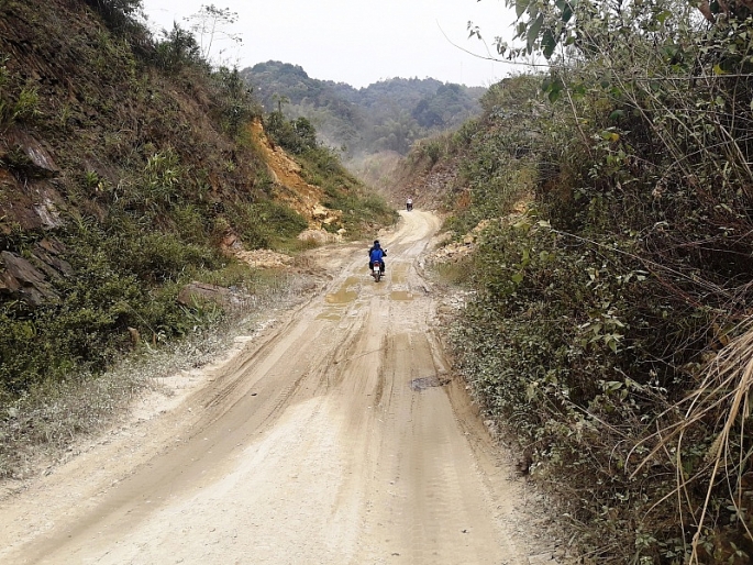 Tuyến đường vào cửa khẩu Lý Vạn huyện Hạ Lang (Cao Bằng)  ngày càng hỏng nặng