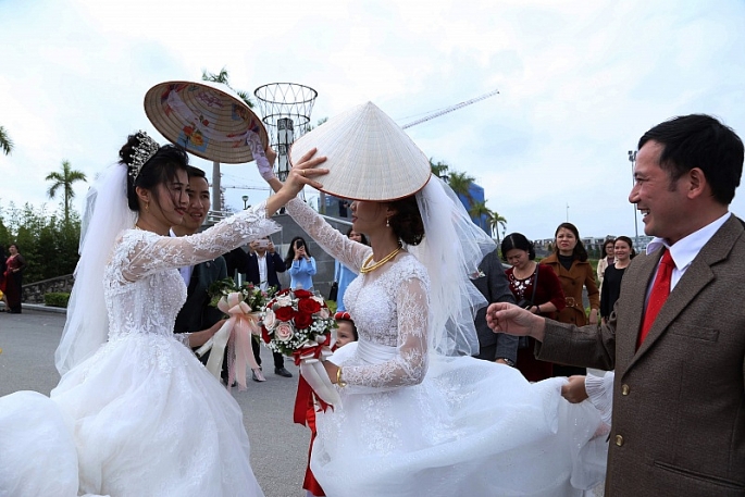 Hai cô dâu trao nón cho nhau để cầu may tại Cao Bằng