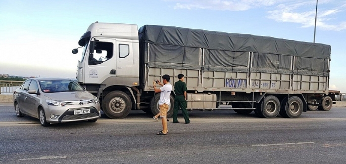 Thanh Hóa: Cán bộ quân đội lái xe 4 chỗ va chạm với xe tải tại cầu Nguyệt Viên