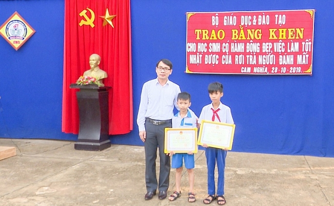 Trả lại tiền cho người đánh rơi, 2 học sinh Quảng Trị được Bộ Giáo dục và Đào tạo tặng bằng khen