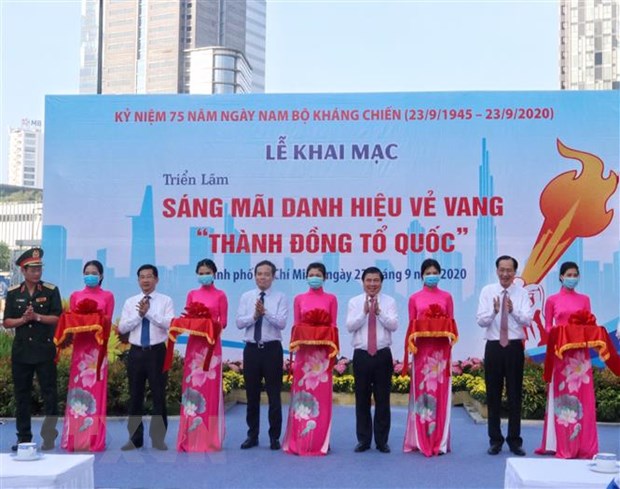 trien lam anh sang mai danh hieu ve vang thanh dong to quoc