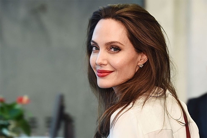 angelina jolie tro thanh bien tap vien tap chi time